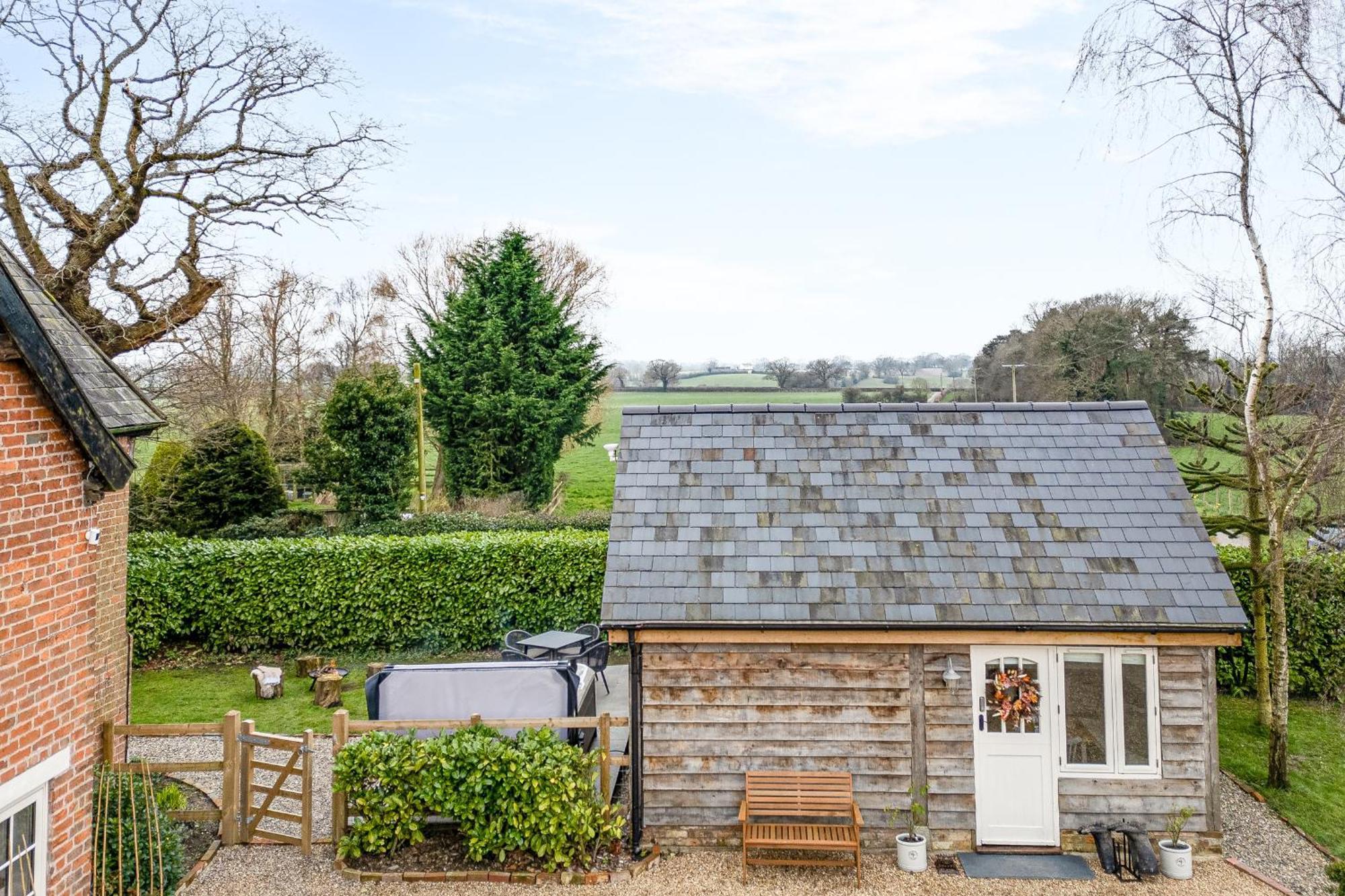 Oak Tree Hideaway Villa Whitchurch  Exterior photo