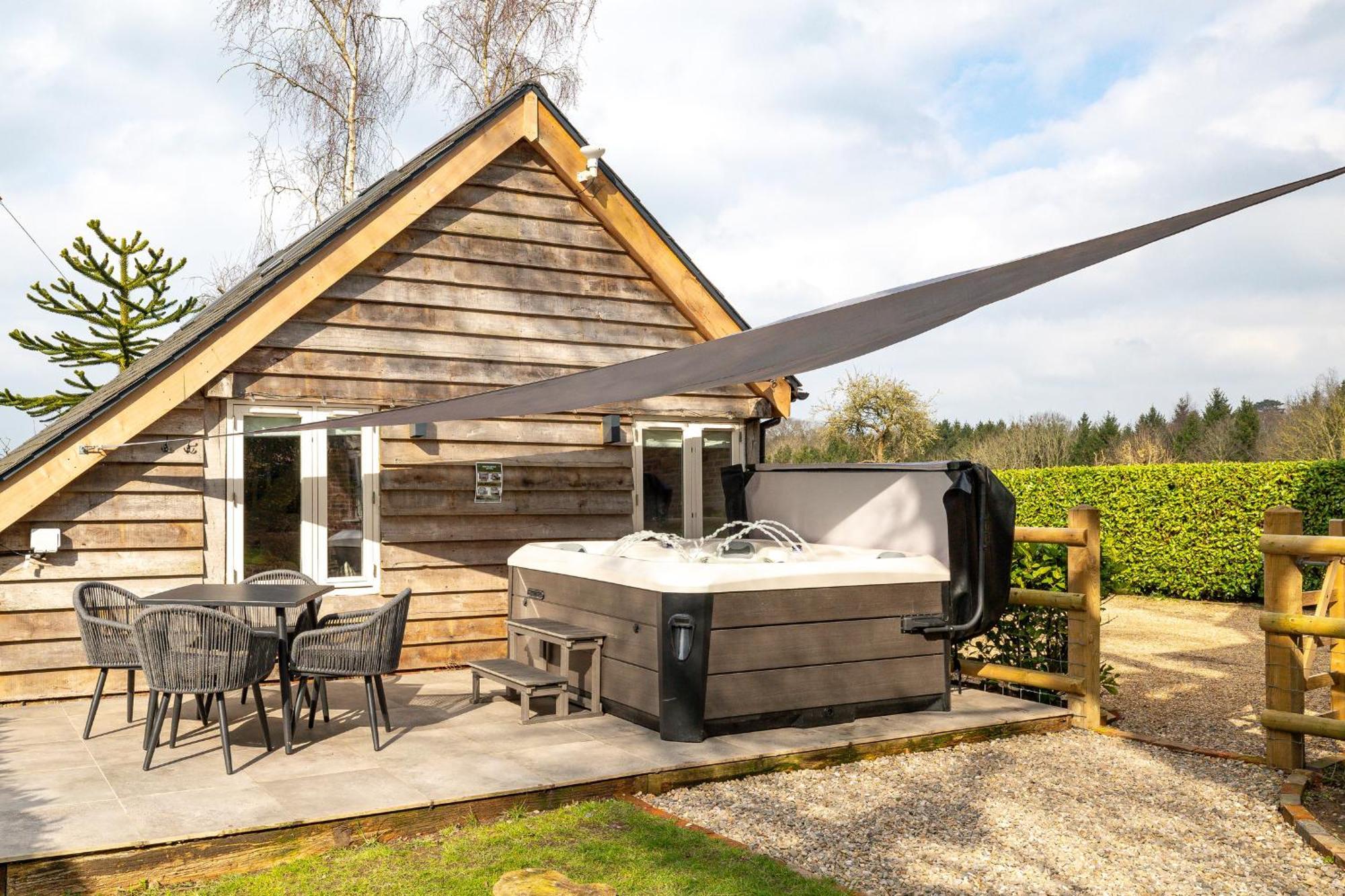 Oak Tree Hideaway Villa Whitchurch  Exterior photo